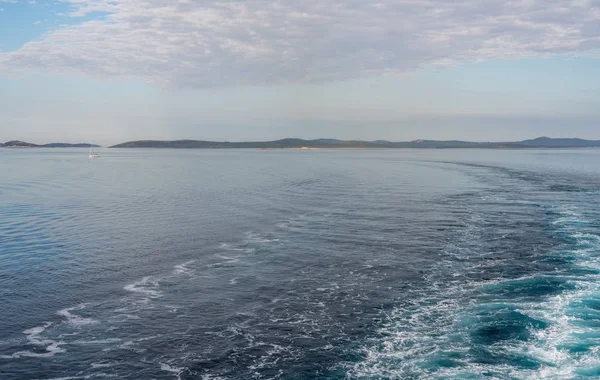 Islas frente a la costa de Croacia cuando el crucero se acerca a Zadar — Foto de Stock