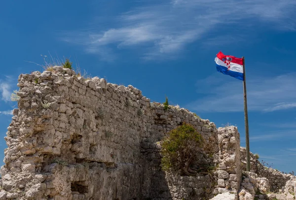 Flagga på toppen av fästningen ovanför den kroatiska staden Novigrad i Istrien län — Stockfoto