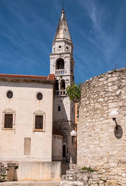 Campanario en el casco antiguo de Zadar en Croacia — Foto de Stock