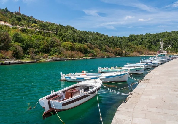 Pitoresca pequena cidade ribeirinha de Novigrad, na Croácia — Fotografia de Stock