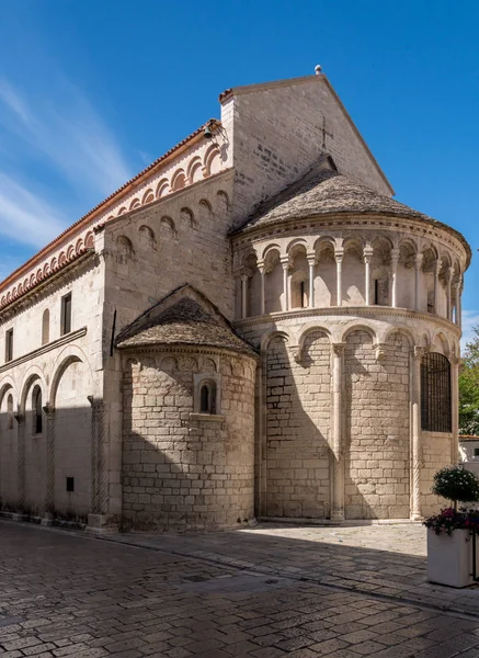 St Chrysogonus kyrka i Zadars gamla stadsdel i Kroatien — Stockfoto