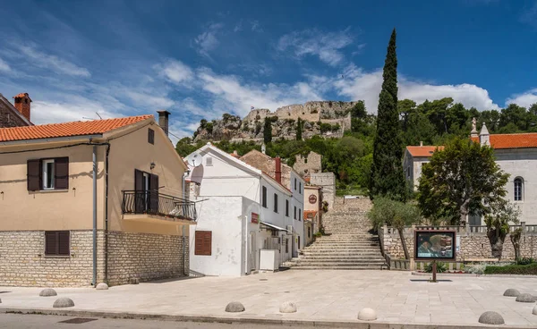 Iglesia y castillo en la ciudad croata de Novigrad en el condado de Istria —  Fotos de Stock