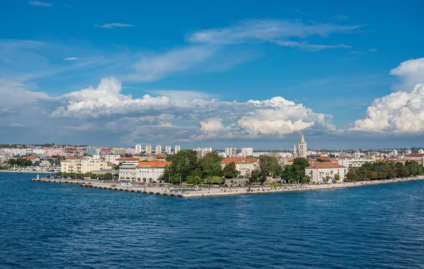 Crucero saliendo del muelle en el puerto de Zadar en Croacia — Foto de Stock