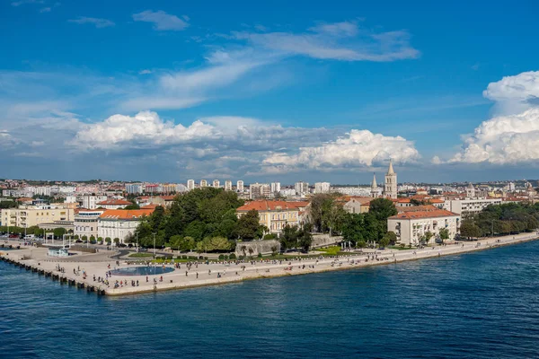 크로아티아의 자다르 항을 출발하는 유람선 — 스톡 사진