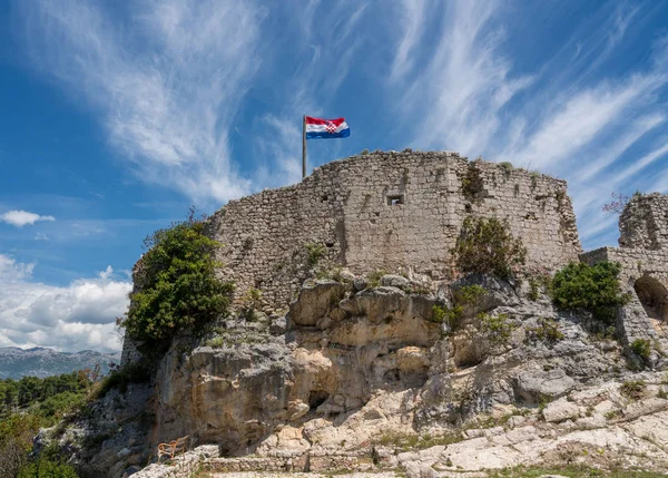 Flagga på toppen av fästningen ovanför den kroatiska staden Novigrad i Istrien län — Stockfoto