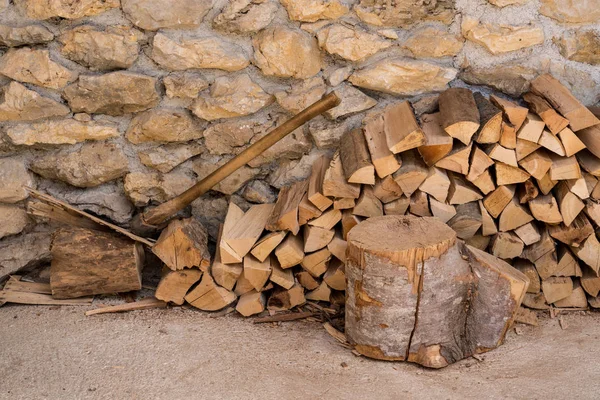 Çiftlik evinin taş duvarına karşı yakacak odun yığını — Stok fotoğraf