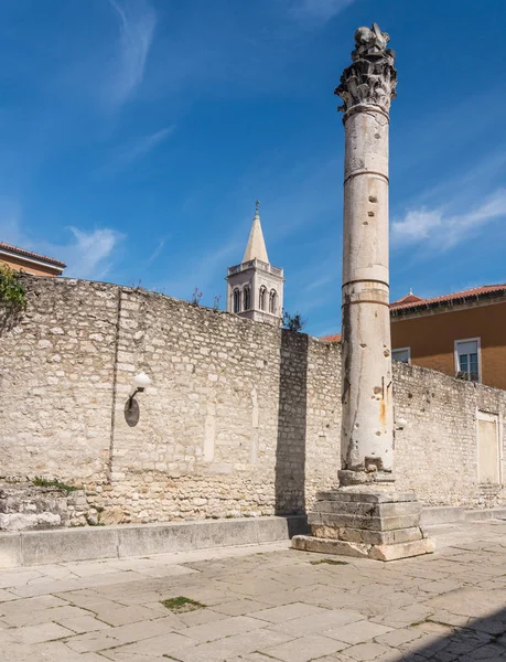 Klokkentoren in de oude stad van Zadar in Kroatië — Stockfoto