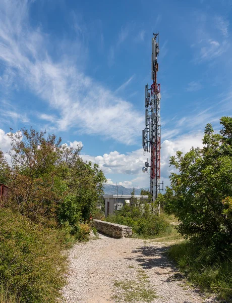 Сільське стільниковий телефон вежа в Хорватії надання мобільного телефону служби — стокове фото