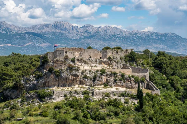 Istria县克罗地亚Novigrad镇上空的要塞 — 图库照片