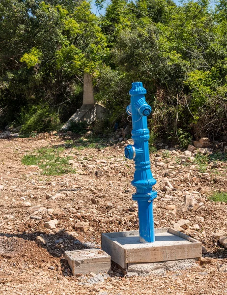 Hidrante de fogo azul recém-instalado na Croácia — Fotografia de Stock