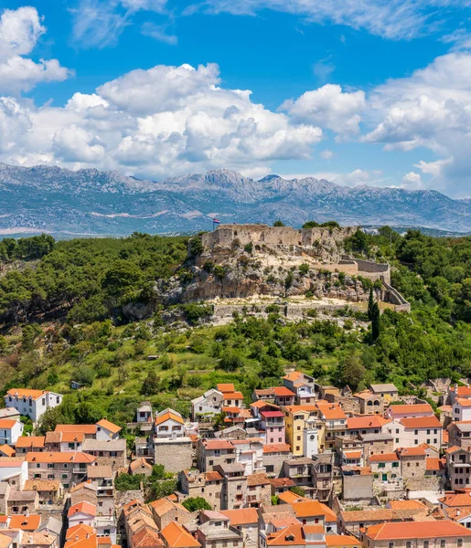 Fortaleza acima da cidade croata de Novigrad no condado de Ístria — Fotografia de Stock