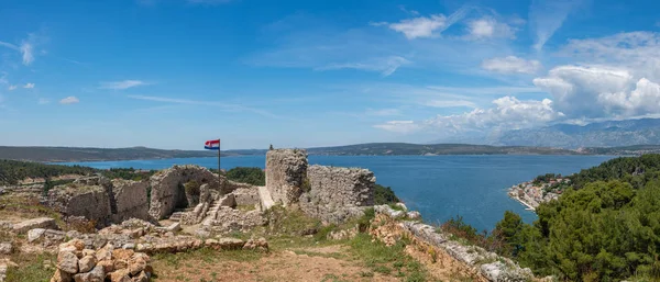 이스트 리 아군 (郡) 의 크로아티아 도시 인노 비그라드 위에 있는 요새 꼭대기에 기가 세워져 있다 — 스톡 사진