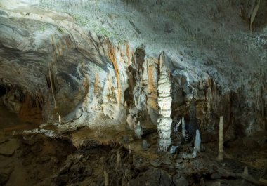 Mağara sisteminde garip kaya oluşumları