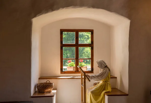 Woman in display of life in Predjama castle built into a cave in Slovenia — Stock Photo, Image