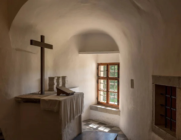 Einfacher Kirchenaltar in der Burg Predjama in eine Höhle in Slowenien eingebaut — Stockfoto