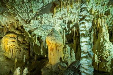 Mağara sisteminde garip kaya oluşumları