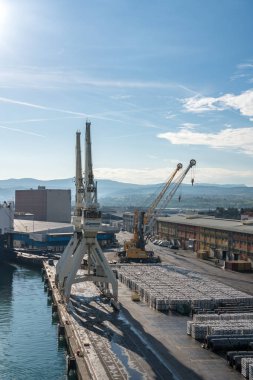 Slovenya'nın Koper limanında rıhtım kenarında vinçler