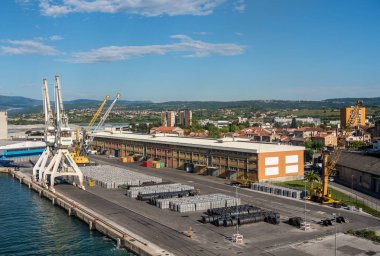 Slovenya'nın Koper limanında rıhtım kenarında vinçler