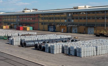 Slovenya 'nın Koper limanındaki rıhtımda yığınla metal var.