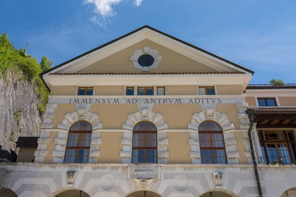 Ingresso al sistema di grotte Postumia in Slovenia — Foto Stock