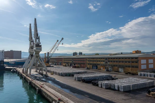 Jeřáby u přístaviště v přístavu Koper ve Slovinsku — Stock fotografie