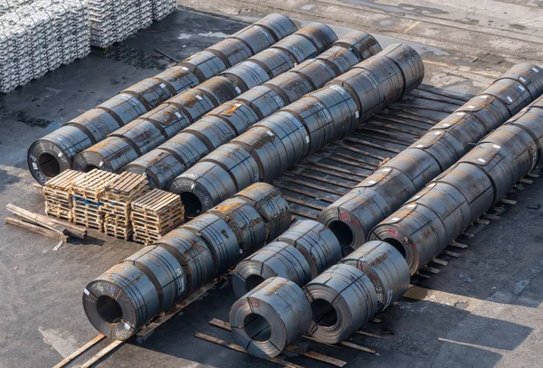 Стеки металла у пристани в порту Копер в Словении — стоковое фото