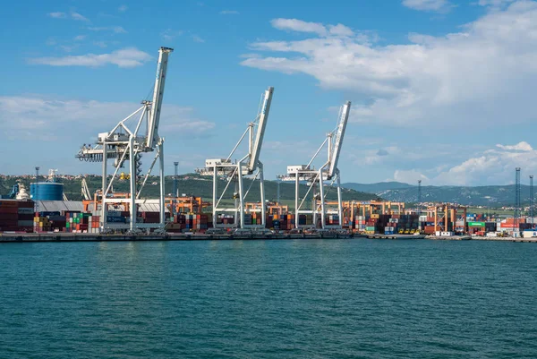 Grúas junto al muelle en el puerto de Koper en Eslovenia — Foto de Stock