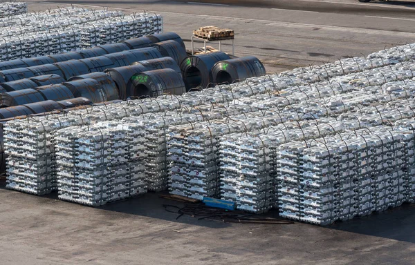 Montones de metal junto al muelle en el puerto de Koper en Eslovenia — Foto de Stock