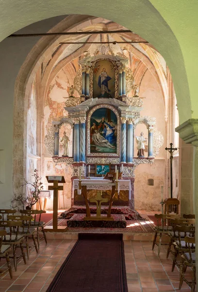 Kleiner Kirchenaltar im Dorf bei der Predjama-Burg, die in eine Höhle in Slowenien eingebaut wurde — Stockfoto