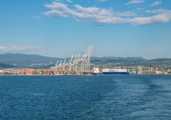 Grúas junto al muelle en el puerto de Koper en Eslovenia — Foto de Stock