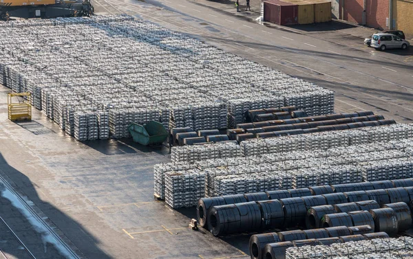 Slovenya 'nın Koper limanındaki rıhtımda yığınla metal var. — Stok fotoğraf