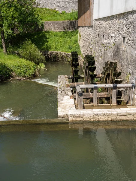 Roue hydraulique dans le parc près du système de grottes de Postojna en Slovénie — Photo