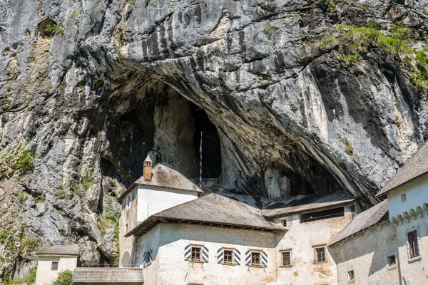 Hrad Predjama zabudovaný do jeskyně ve Slovinsku — Stock fotografie