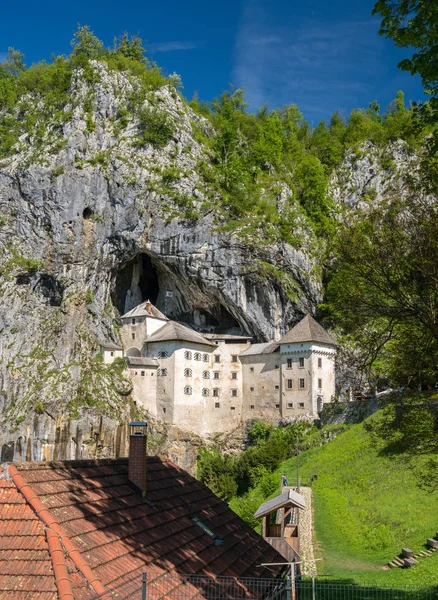 Castelo de Predjama construído em uma caverna na Eslovénia — Fotografia de Stock