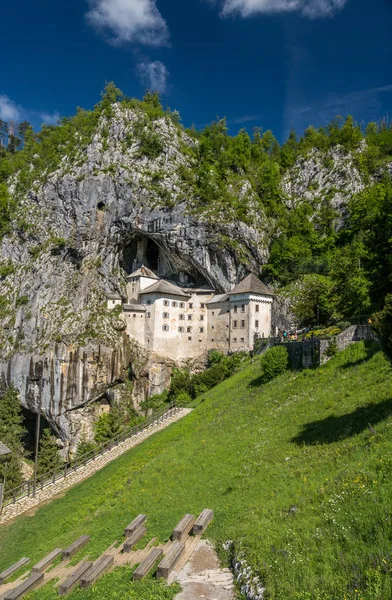 Castelo de Predjama construído em uma caverna na Eslovénia — Fotografia de Stock