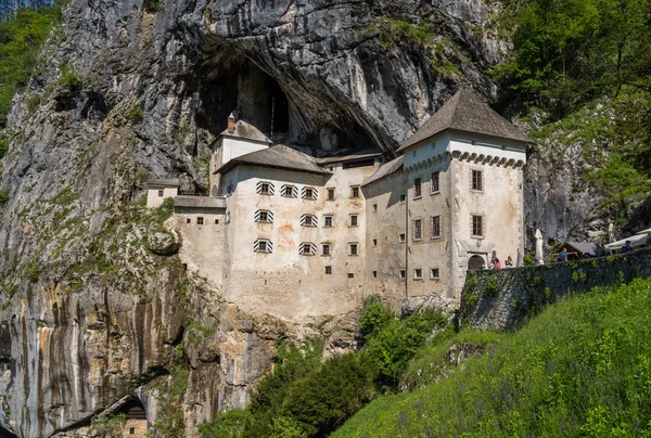 Predjama slott byggt i en grotta i Slovenien — Stockfoto