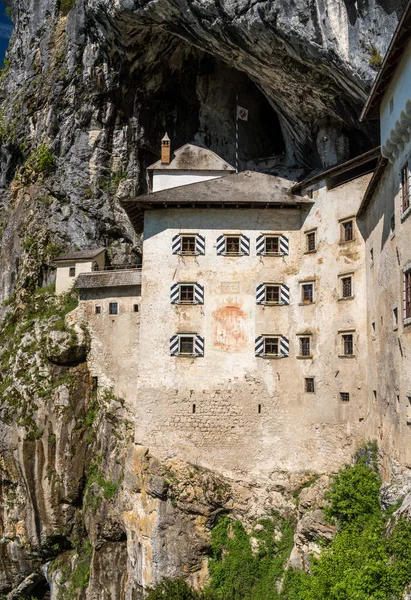Predjama slott byggt i en grotta i Slovenien — Stockfoto