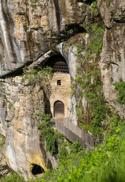 Kasteel Predjama ingebouwd in een grot in Slovenië — Stockfoto