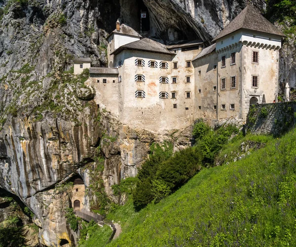 Hrad Predjama zabudovaný do jeskyně ve Slovinsku — Stock fotografie