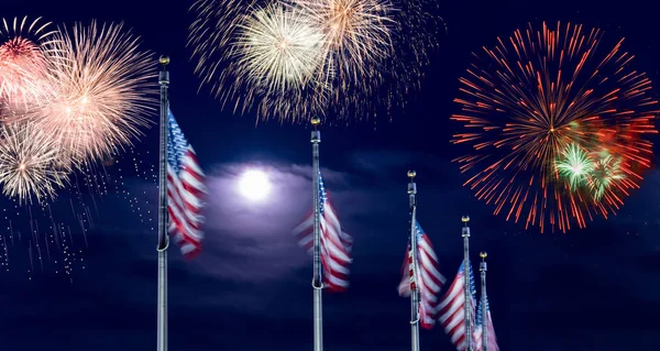 Composto por fogos de artifício ao longo da fila de bandeiras dos EUA para o Dia da Independência — Fotografia de Stock