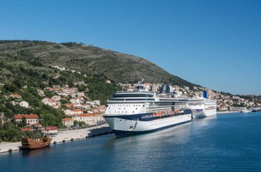 Hırvatistan'ın Dubrovnik limanında Ünlü Constellation yolcu gemisi