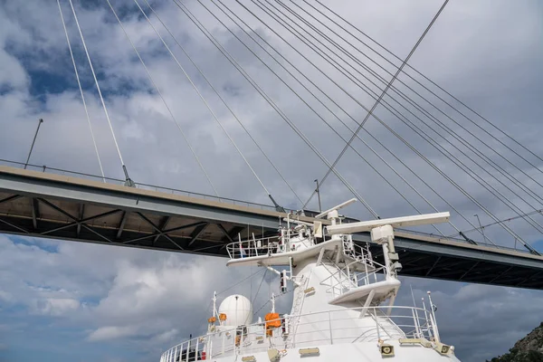 Navio de cruzeiro sob nova ponte no porto de Dubrovnik, na Croácia — Fotografia de Stock