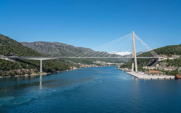 Új hidat elhagyó sétahajó Dubrovnik kikötőjében Horvátországban — Stock Fotó