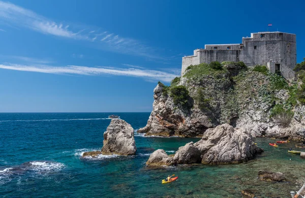 Fortaleza de Lawrence na cidade velha de Dubrovnik na Croácia com kayakers — Fotografia de Stock