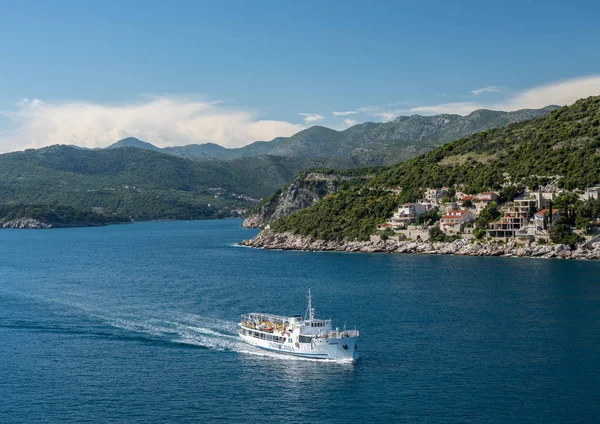 Jadrolinija Ferry chegando ao porto de Dubrovnik, na Croácia — Fotografia de Stock