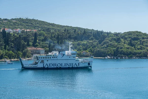 Jadrolinija veerboot het verlaten van de haven van Dubrovnik in Kroatië — Stockfoto