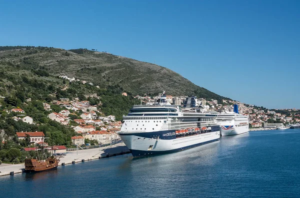 Promi-Kreuzfahrtschiff im Hafen von Dubrovnik in Kroatien — Stockfoto