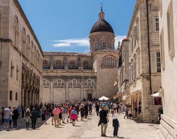 Crowds of tourists in the old town of Dubrovnik in Croatia — Stock Photo, Image