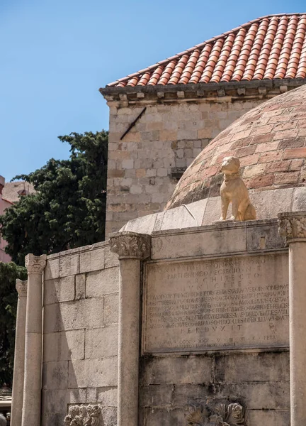 Grande fontana di Onofrios nella città vecchia di Dubrovnik — Foto Stock