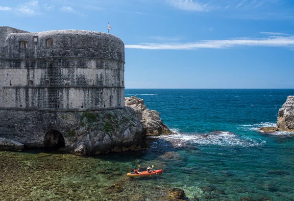 Canoe oleh dinding kota dari kota tua Dubrovnik di Kroasia — Stok Foto